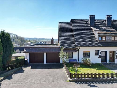 Außenansicht vom Wohnhaus - Einmaliges Einfamilienhaus mit Einliegerwohnung und atemberaubendem Blick ins Bergische Land