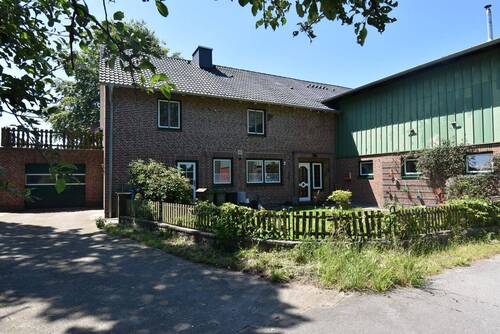 Strassenansicht - Reiterhof Hof in Alleinlage mit 7,5 ha Eigenland in Dithmarschen
