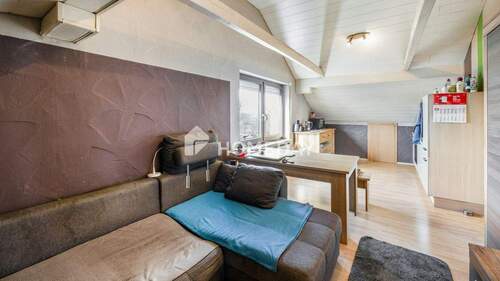 DG Wohnzimmer 1 - Charmante Dachgeschosswohnung voll möbliert mit großem Dachboden Stellplatz in Westenhausen