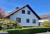 vorne links mit PV Anlage - 