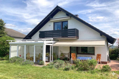 hintere Hausansicht mit Markise - 1 Zimmer Einfamilienhaus in Eschwege