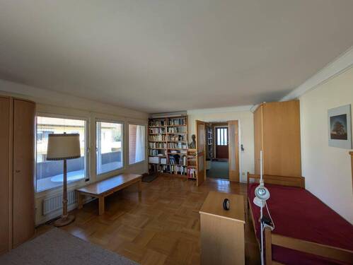 Zimmer mit Balkon im OG - 7 Zimmer Einfamilienhaus in Buckenhof