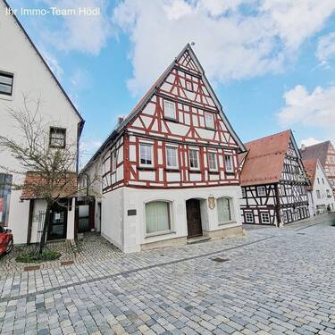 Haus vorne und seitlich von oben - 5 Zimmer Einfamilienhaus in Trochtelfingen