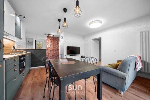 GEMÜTLICHER WOHN- UND ESSBEREICH - 