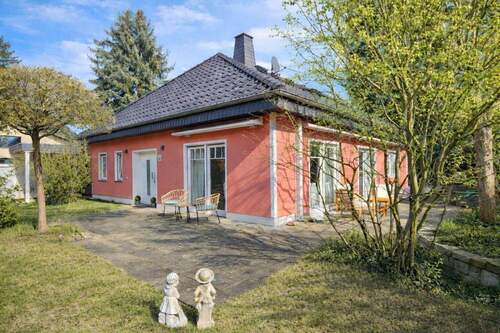 Hausansicht - HOCHWERTIGES EINFAMILIENHAUS IM BUNGALOWSTIL