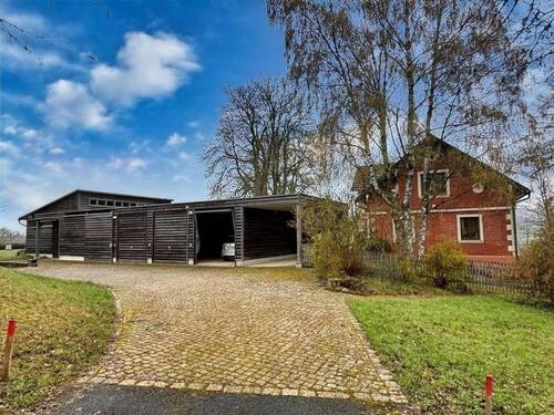 Remise mit 3 Garagen - 