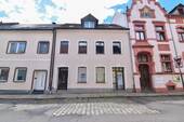 Ansicht - Charmantes Reihenhaus in Crimmitschau - renovierungsbedürftig, mit Garten, Terrasse und Balkon