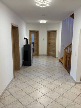 EG Flur, Ofen Treppenhaus.JPG - Einfamilienhaus mit 160,00 m² in Frontenhausen zum Kaufen
