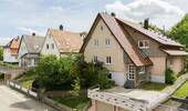Eingang & Doppelgarage - 6 Zimmer Mehrfamilienhaus, Wohnhaus zum Kaufen in Sankt Georgen im Schwarzwald