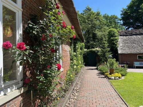 Weg am Haus mit Eingangstor - 