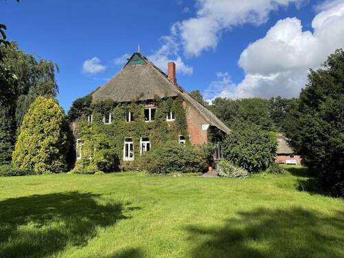 Hausansicht von hinten - Großzügiges Anwesen unter Reet mit großem parkähnlichem Grundstück - vielseitig nutzbar.