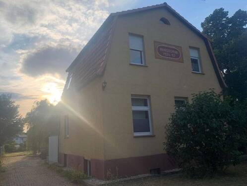 Hausansicht - Bauen Sie Ihre Zukunft - Einfamilienhaus mit Sanierungsbedarf - Provisionsfrei