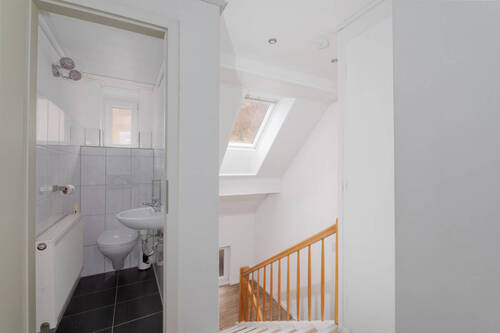 Separates WC und Treppenhaus DG - 