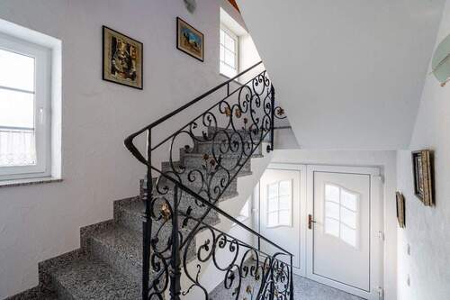 Treppenhaus - 7 Zimmer Einfamilienhaus zum Kaufen in Marxzell / Pfaffenrot