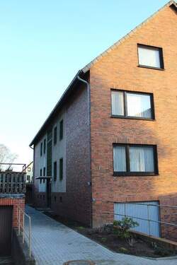 Linke Seitenansicht - 2 Zimmer Mehrfamilienhaus, Wohnhaus in Garbsen