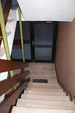 Innenansicht Treppenhaus Hauseingangstür - 