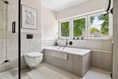 Modernes Vollbad im Obergeschoss - 