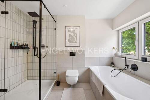 Neuwertiges Bad mit Dusche und Badewanne - 