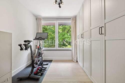 Arbeits- oder Sportzimmer und Ankleide - 