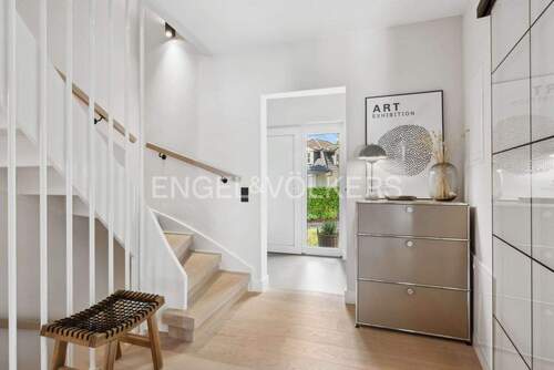 Treppenhaus und Hauseingang - 