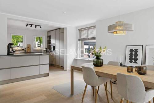 Moderne Einbauküche mit modernen Elektrogeräten - 