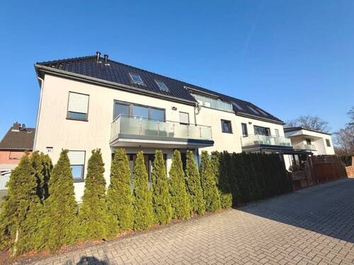 Ansicht Strasse - Stilvoll wohnen oder clever investieren: Premium-Wohnung mit Garten