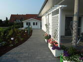 Weg zum Gartenhäuschen - 