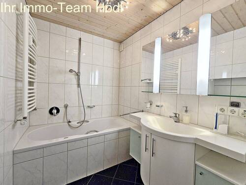 1.Bad innenliegend mit Wanne - 