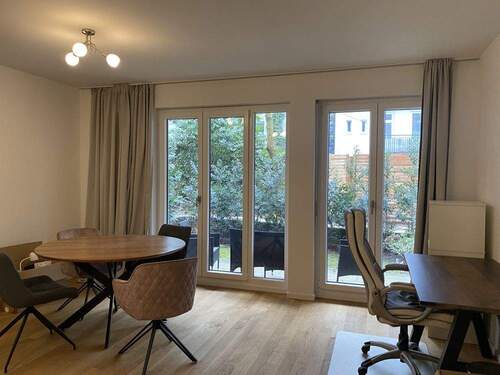 Wohnzimmer mit Terrasse und kleinem Garten mit Südausrichtung - 