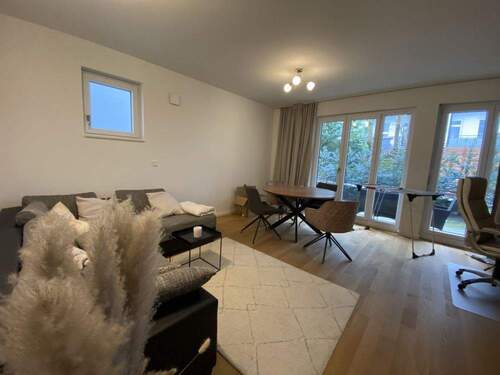 Wohnzimmer mit Terrasse und kleinem Garten - 