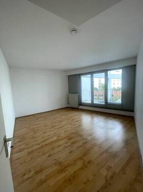 Raum 2 - Vermietete, sonnige Stadtwohnung mit Aufzug und Tiefgarage