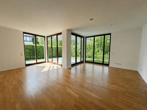 Großzügiges Wohnzimmer - 