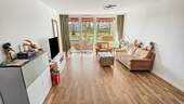 Wohnzimmer 1 - Lichtdurchflutete Familienwohnung mit sonniger Loggia, 4 Zimmern und gepflegter Ausstattung