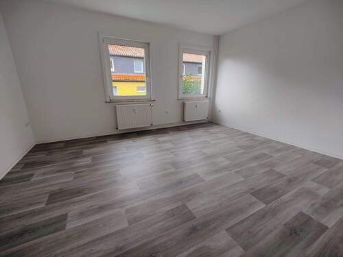 Wohnzimmer - GÜNSTIG & STADTNAH: Tolle 4-Zimmer Wohnung für die Familie mit Tageslichtbad in Schulnähe!