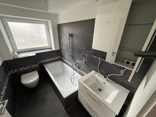 Badezimmer mit Badewanne - 