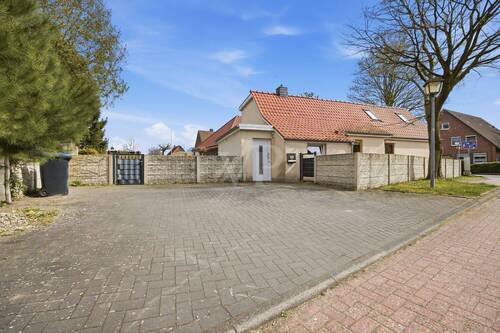 Auffahrt/Parken - 3 Zimmer Einfamilienhaus in Schortens