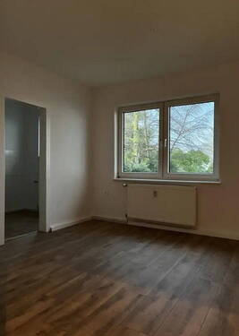 Wohnzimmer_Blick auf den Hof - 