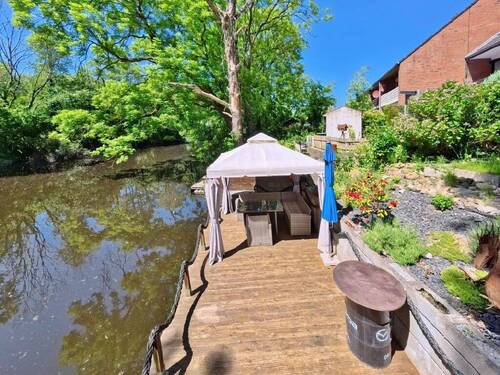 Holzsteg mit Pavillon - 