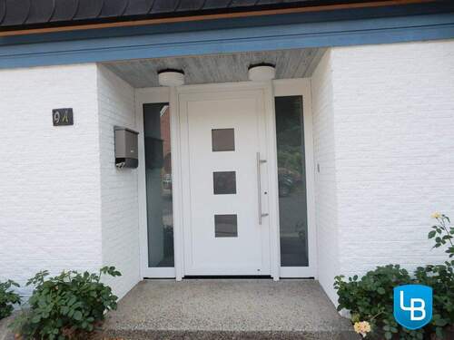 Neue Hauseingangstür - 1 Zimmer Etagenwohnung zur Miete in Ascheberg (Holstein)