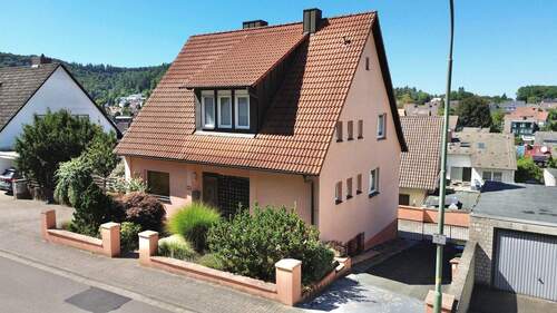 Außenansicht - KL-Hohenecken: Freistehendes Zweifamilienhaus mit Doppelgarage, PKW-Stellplätzen und Garten