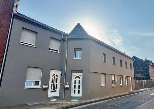 Hausansicht mit separarten Eingängen - Modernisiertes Zweifamilienhaus - bereits in 2 Eigentumswohnungen geteilt - ca. 328 m² Wohnfläche - Garten - Keller + 404 m² Baugrundstück