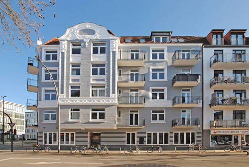 Die elegante Fassade - Winterhude: Stilvolle Gründerzeit-Wohnung mit Wohnküche und saniertem Balkon