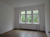 Wohnzimmer - 3 Raum Wohnung mit Gartennutzung und Kelleranteil. Öffentliche Parkplätze vor dem Haus.