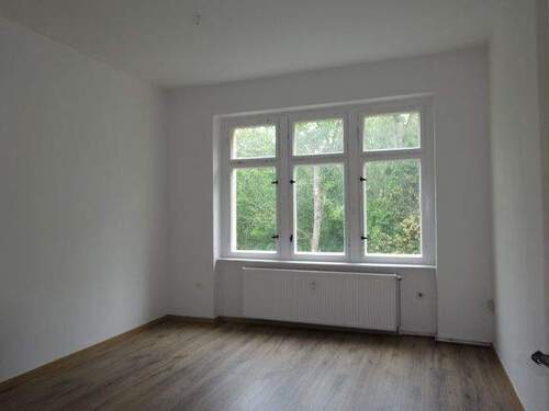 Wohnzimmer - 3 Raum Wohnung mit Gartennutzung und Kelleranteil. Öffentliche Parkplätze vor dem Haus.