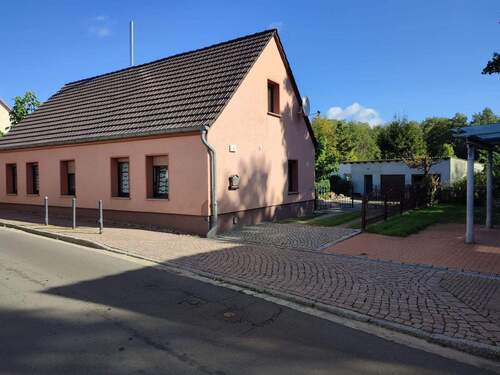 Haus und Einfahrt - 5 Zimmer Einfamilienhaus in Teupitz