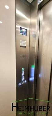 Aufzug auf halber Etage - 