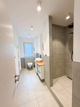 Tageslicht Badezimmer - Etagenwohnung mit 53,00 m&sup2; in Frankfurt am Main zum Kaufen