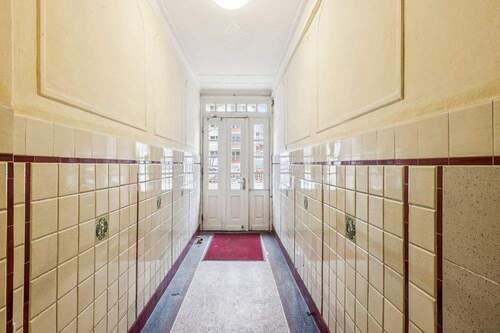 Treppenhaus Eingang - 3 Zimmer Etagenwohnung zum Kaufen in Hamburg