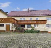 Dreiseithof mit großzügigen Nebengebäuden in Meeder - sofort bezugsbereit