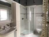 Badezimmer im OG mit Wanne und Dusche - 